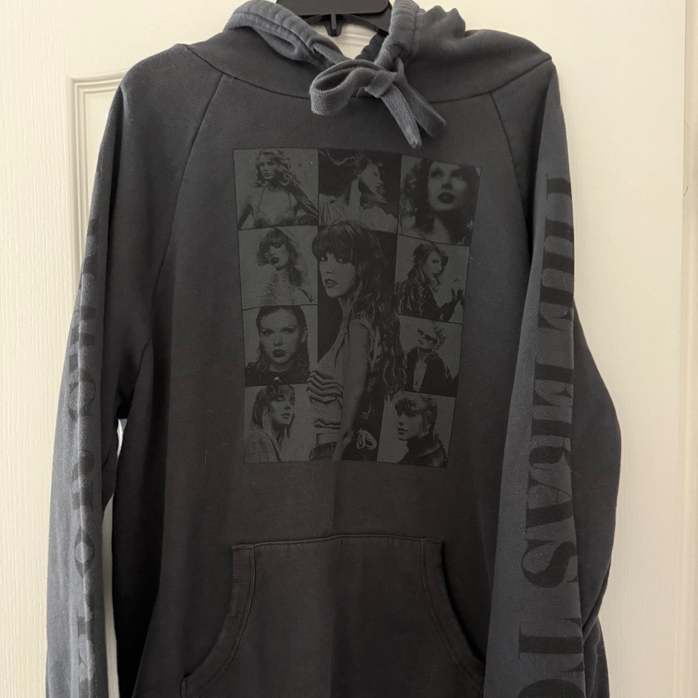Eras Tour 2023 Black Sweatshit, Size Large